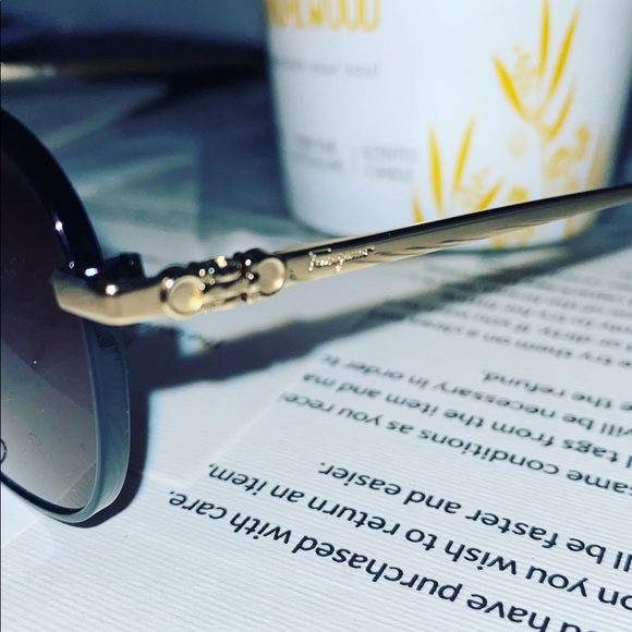 Salvatore ferragamo Sunglasses gold with black rims and brown tinted lenses - Picture 2 of 16